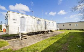Great 8 Berth Caravan For Hire At Southview Holiday Park In Skegness Ref 33025E